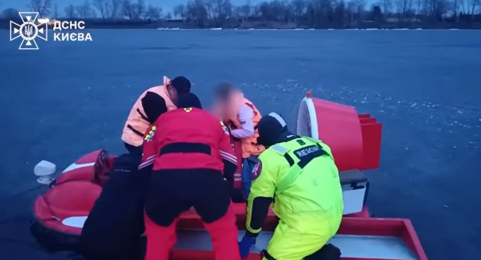 В Оболонском районе Киева спасатели сняли с дрейфующего льда маму с ребенком. Видео