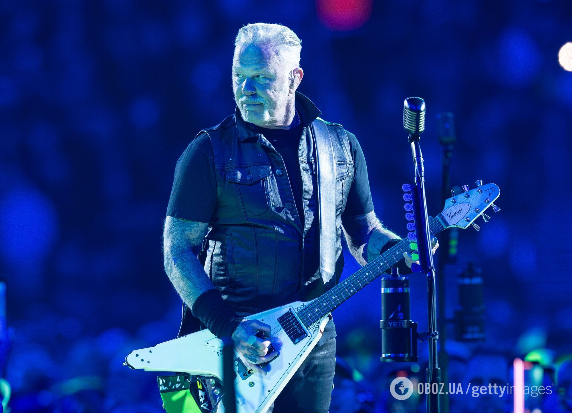 62-річний лідер Metallica освідчився коханій у екстремальних умовах серед акул. Вражаюче фото пари з великою різницею в віці
