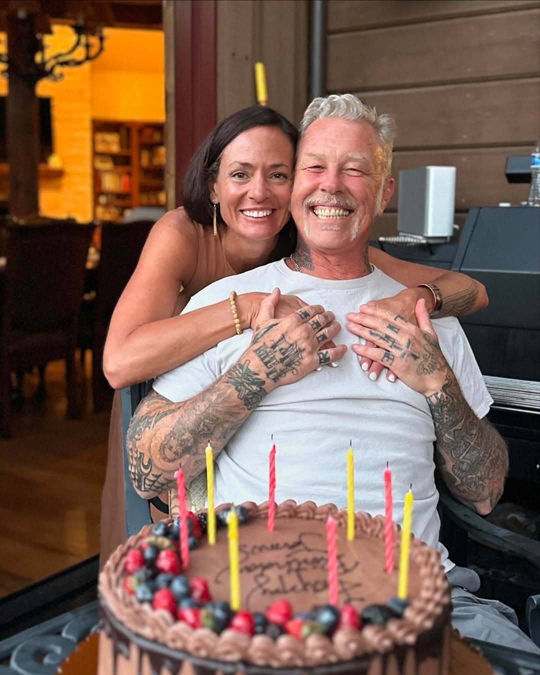 62-річний лідер Metallica освідчився коханій у екстремальних умовах серед акул. Вражаюче фото пари з великою різницею в віці