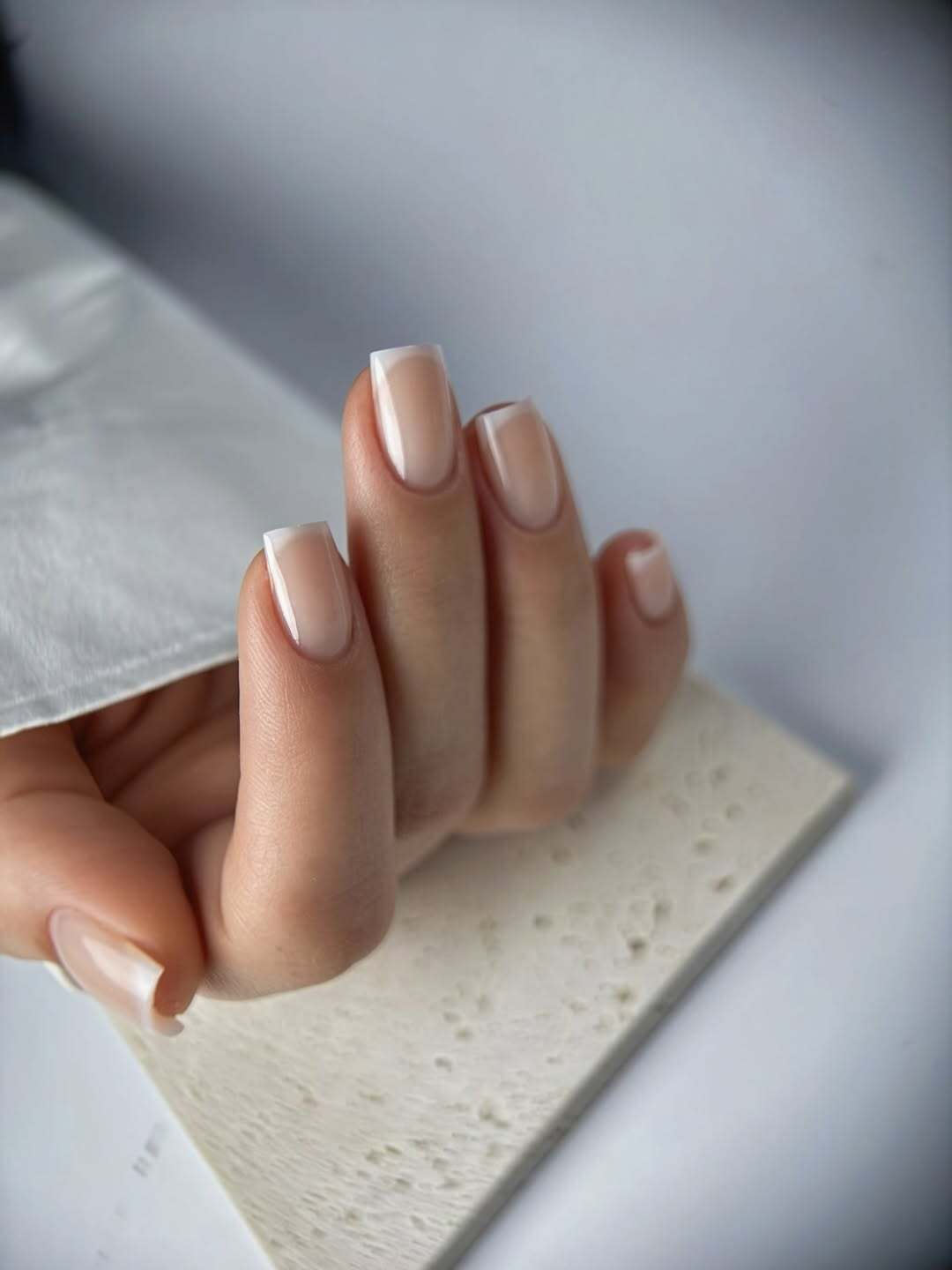 "Мягкий" френч: как сделать популярный весенний маникюр