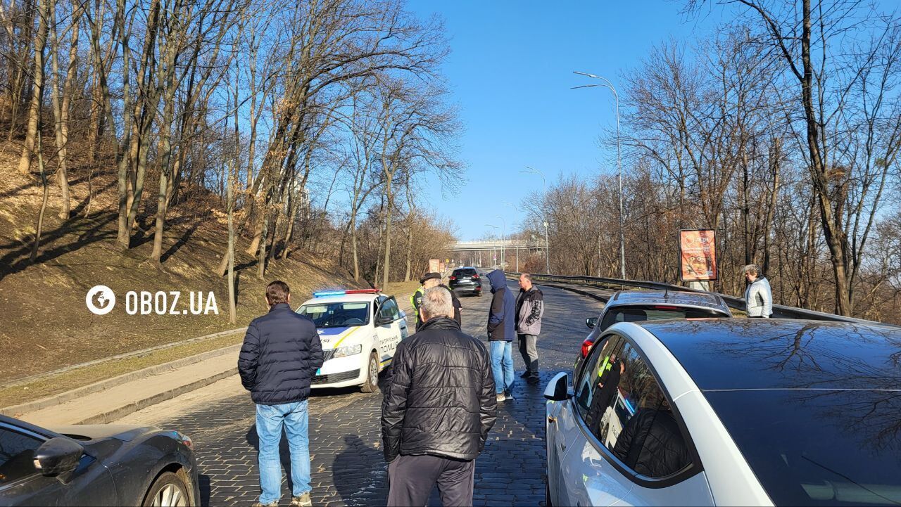В Киеве два ДТП полностью заблокировали движение по Днепровскому спуску. Подробности, фото и видео