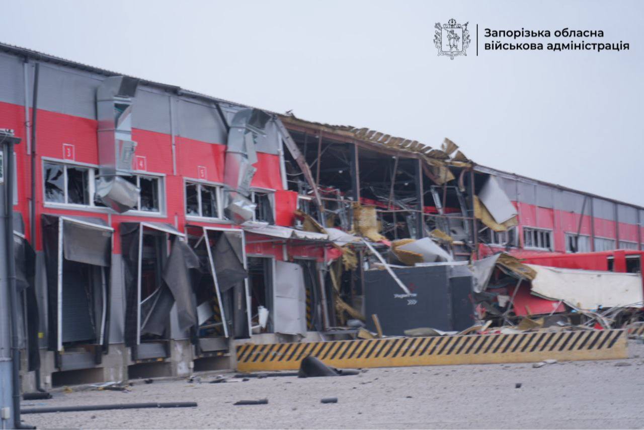 Окупанти атакували термінал логістичного оператора в Запоріжжі: постраждали 8 людей. Фото і відео