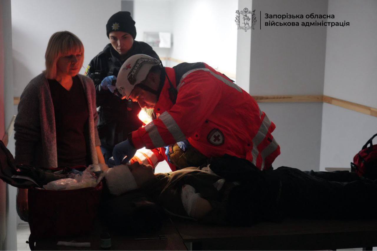 Окупанти атакували термінал логістичного оператора в Запоріжжі: постраждали 8 людей. Фото і відео