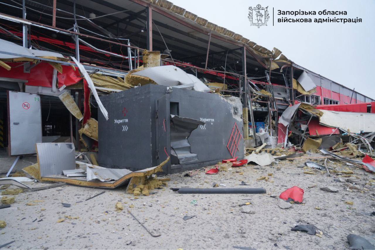 Окупанти атакували термінал логістичного оператора в Запоріжжі: постраждали 8 людей. Фото і відео