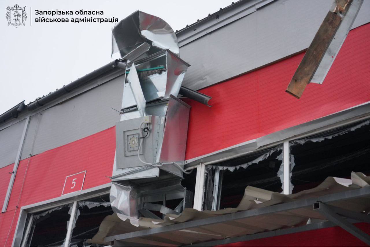 Окупанти атакували термінал логістичного оператора в Запоріжжі: постраждали 8 людей. Фото і відео