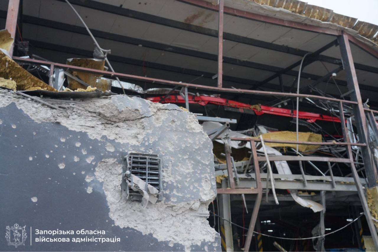 Окупанти атакували термінал логістичного оператора в Запоріжжі: постраждали 8 людей. Фото і відео