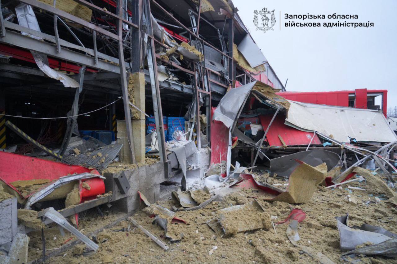 Окупанти атакували термінал логістичного оператора в Запоріжжі: постраждали 8 людей. Фото і відео