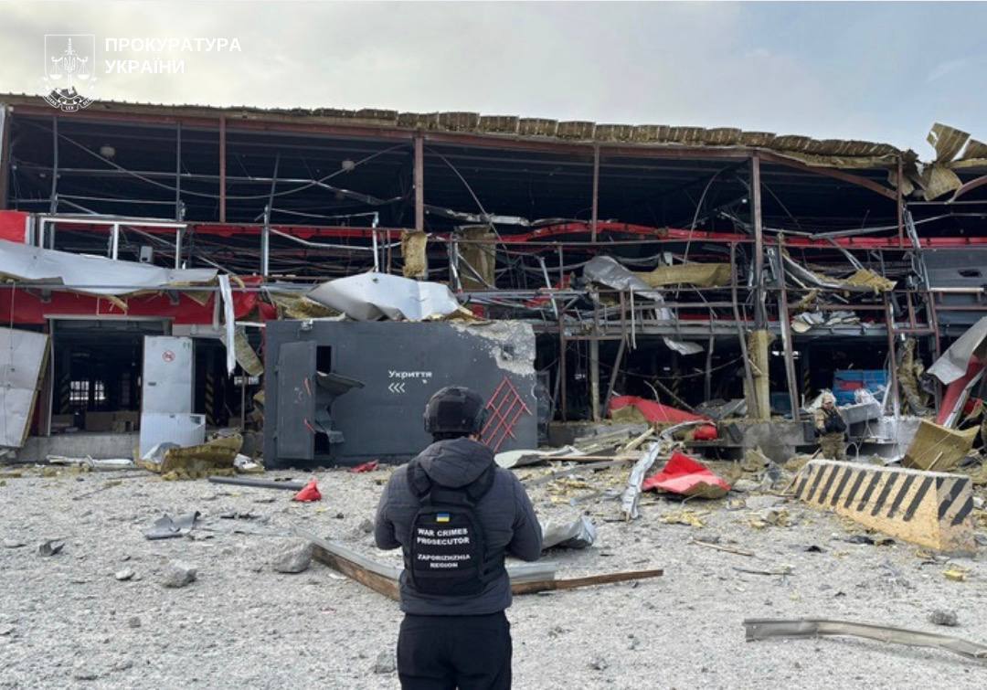 Окупанти атакували термінал "Нової пошти" в Запоріжжі: постраждали 8 людей. Фото і відео