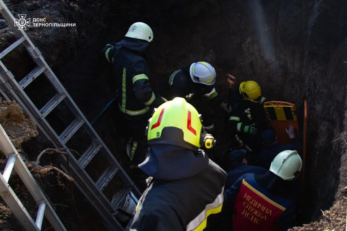 На Тернопільщині через обвал грунту загинув чоловік: землею засипало і рятувальників. Фото