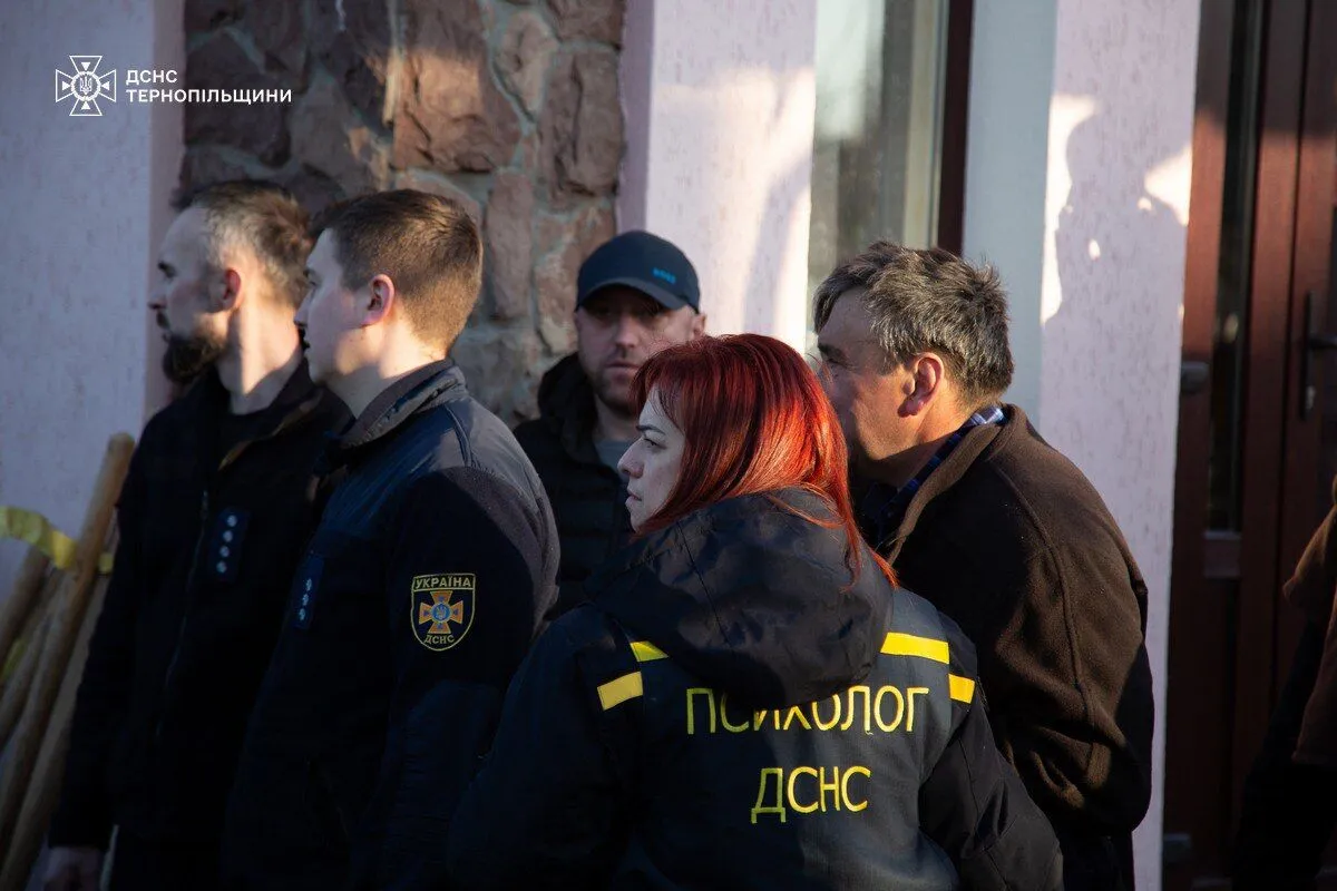 На Тернопільщині через обвал грунту загинув чоловік: землею засипало і рятувальників. Фото