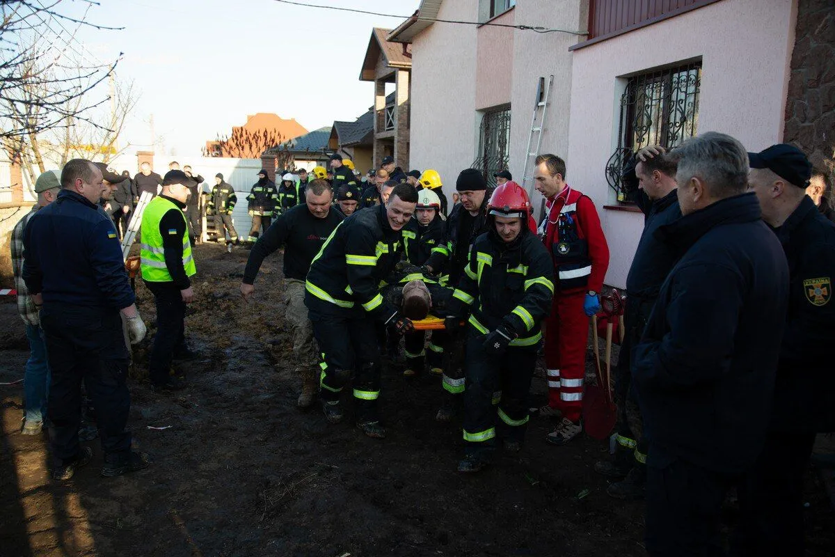 На Тернопільщині через обвал грунту загинув чоловік: землею засипало і рятувальників. Фото