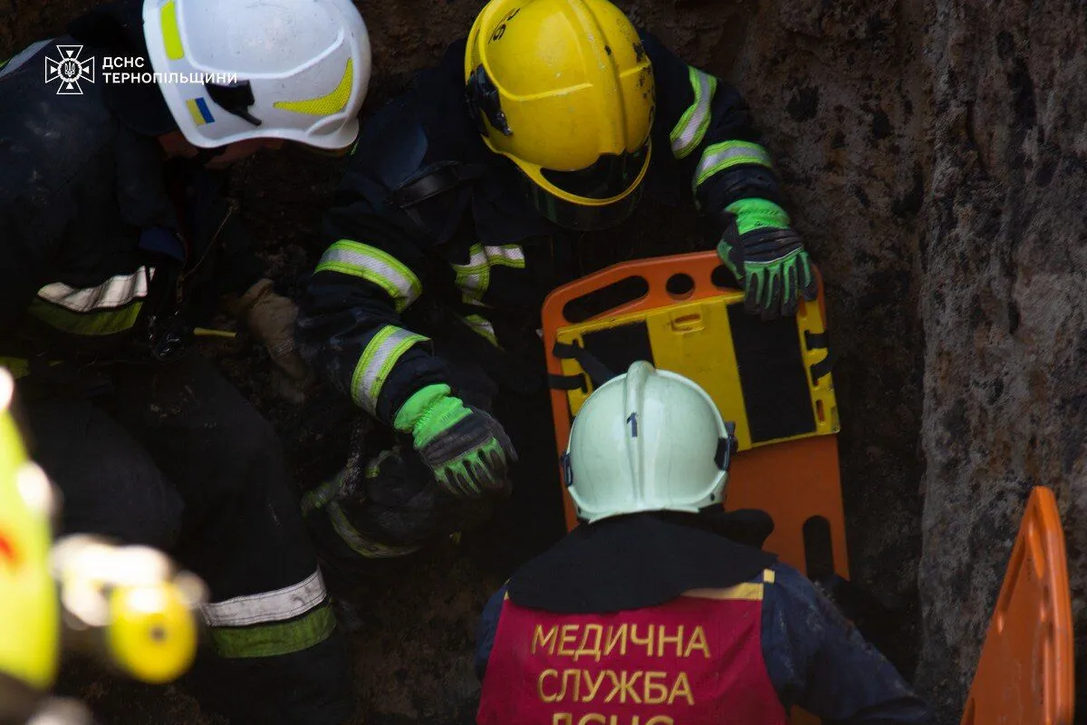 На Тернопільщині через обвал грунту загинув чоловік: землею засипало і рятувальників. Фото