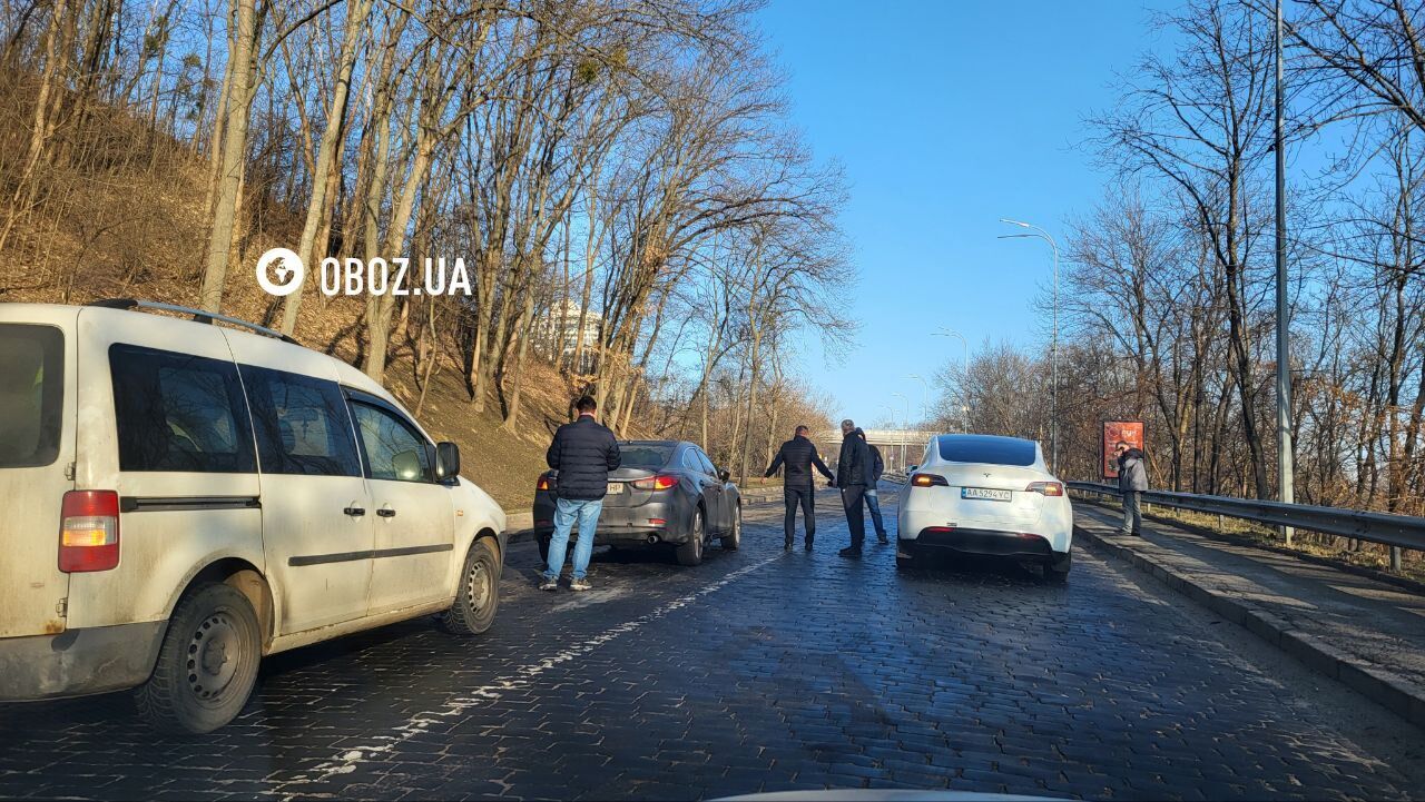 В Киеве два ДТП полностью заблокировали движение по Днепровскому спуску. Подробности, фото и видео