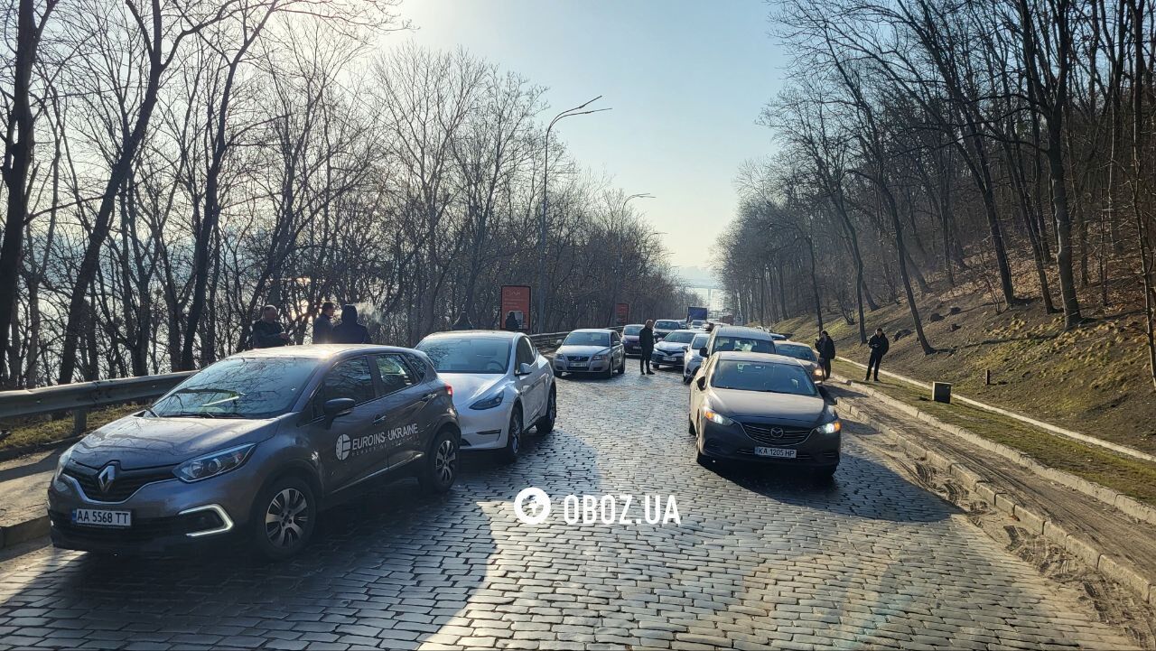 В Киеве два ДТП полностью заблокировали движение по Днепровскому спуску. Подробности, фото и видео
