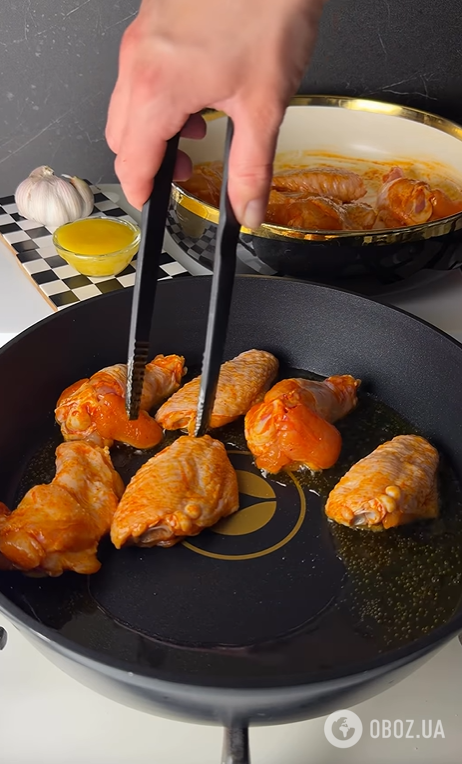 Як смачно приготувати курячі крила на обід: рецепт на сковорідці