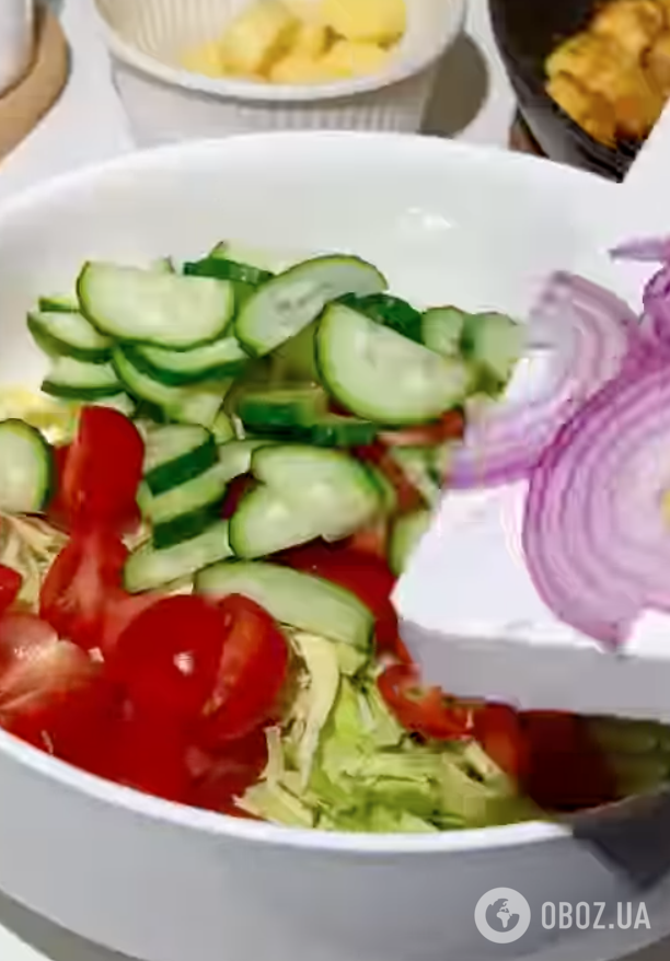 Салат из молодой капусты "Весенний" с вкусной заправкой: готовится блюдо элементарно