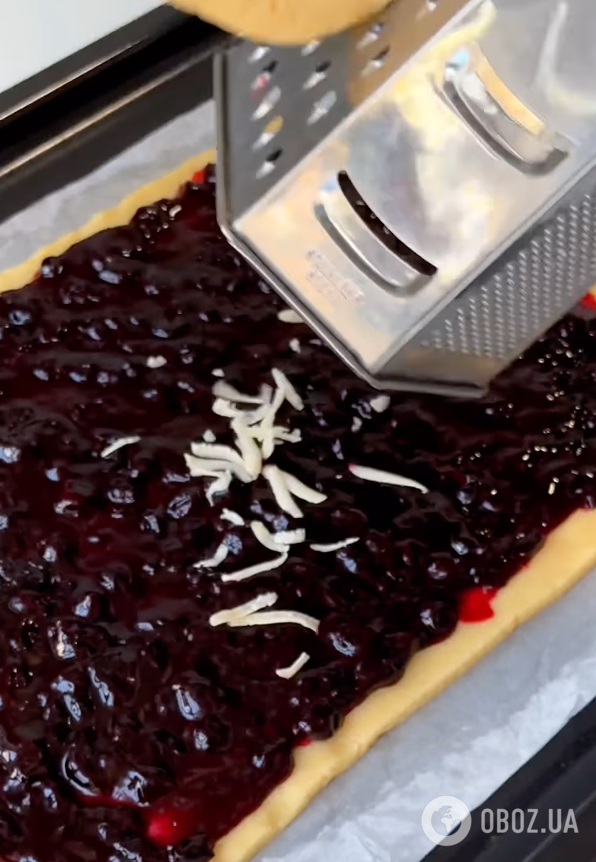 Ароматный тертый пирог по-новому: делимся рецептом лучшего домашнего угощения к чаю