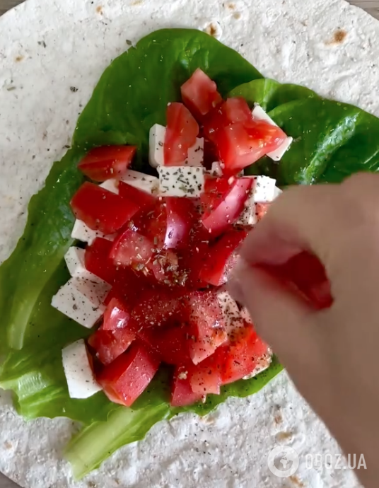 Соковитий рол із лаваша, з сиром та овочами: рецепт ситної страви без шкоди для фігури