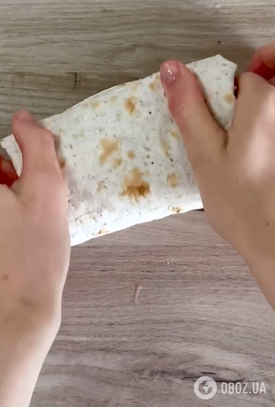 Соковитий рол із лаваша, з сиром та овочами: рецепт ситної страви без шкоди для фігури