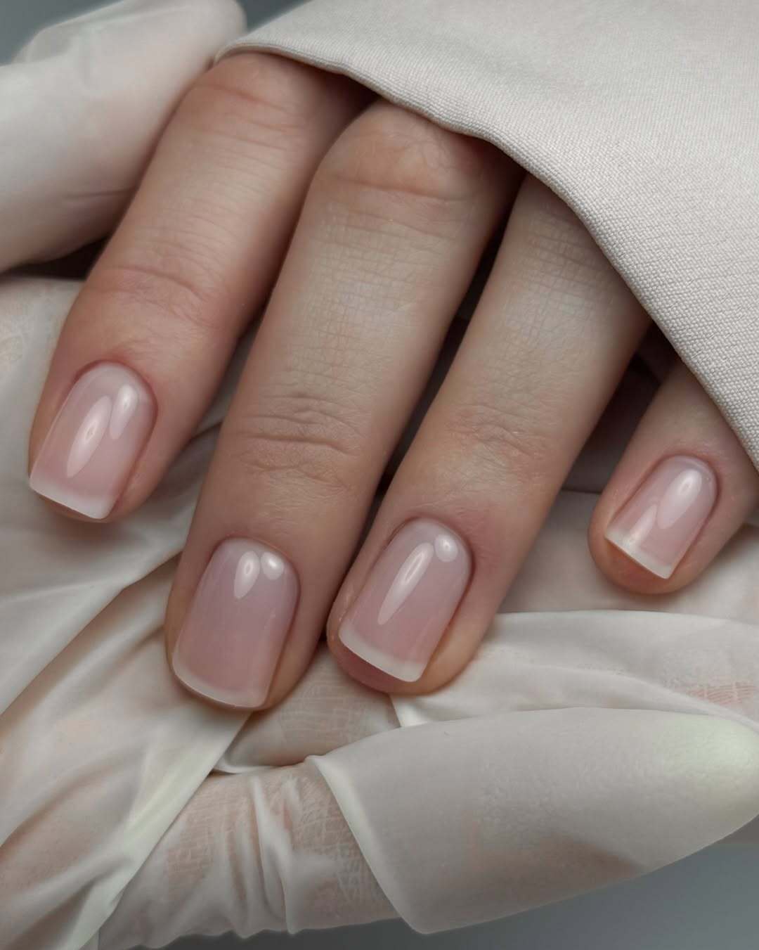 "Мягкий" френч: как сделать популярный весенний маникюр