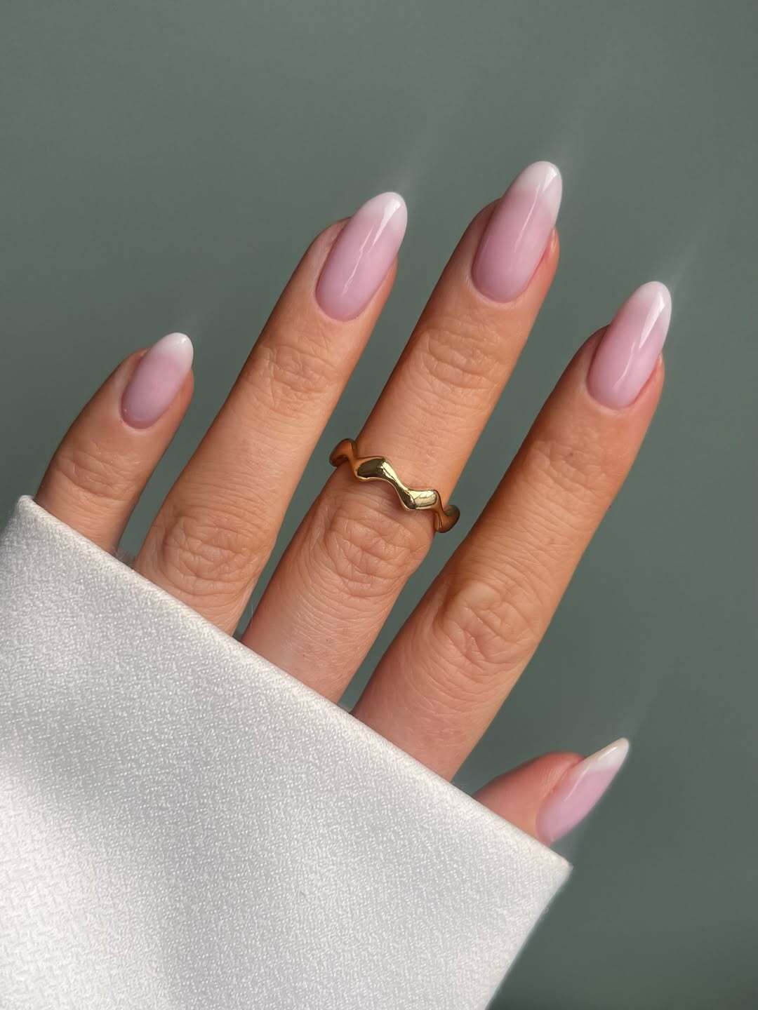 "Мягкий" френч: как сделать популярный весенний маникюр