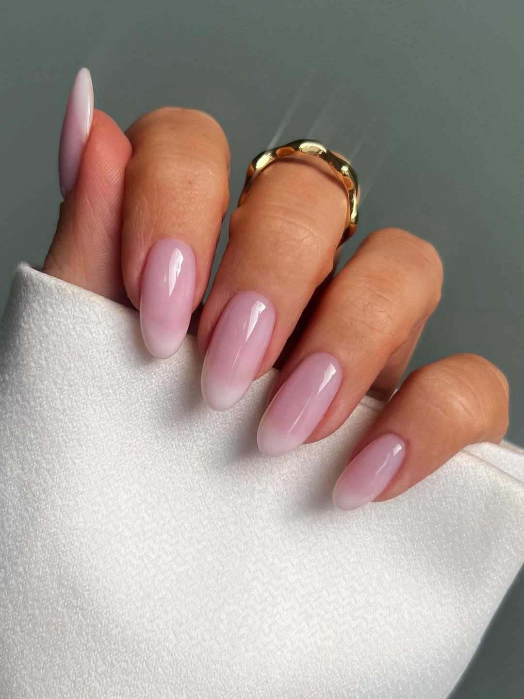 "Мягкий" френч: как сделать популярный весенний маникюр