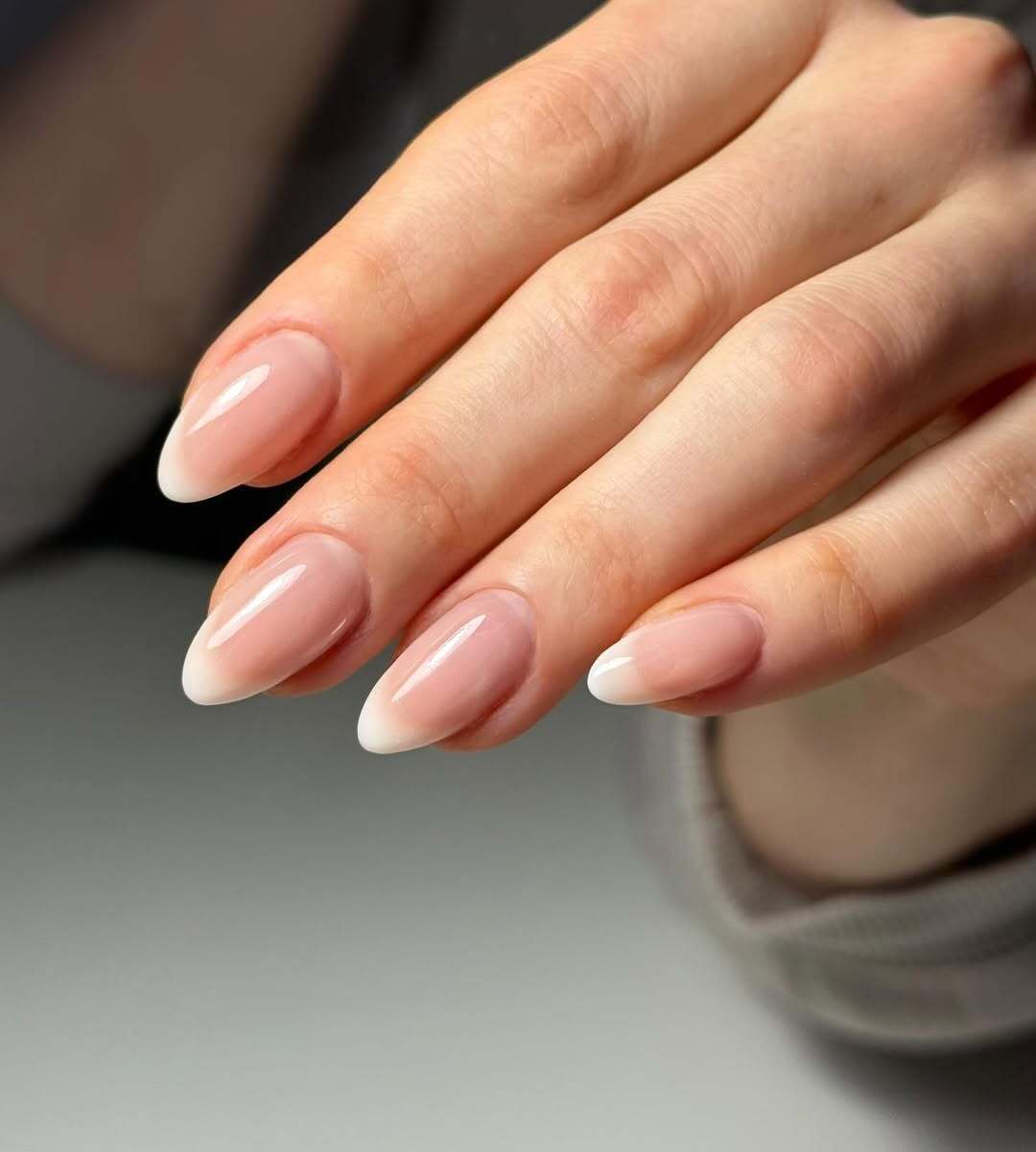 "Мягкий" френч: как сделать популярный весенний маникюр