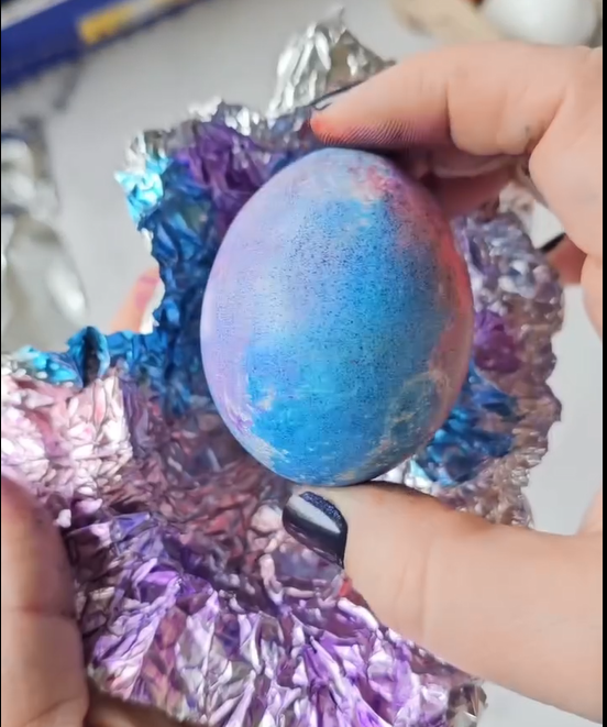 Потрібні лише маркери: як пофарбувати яйця на Великдень за 5 хвилин