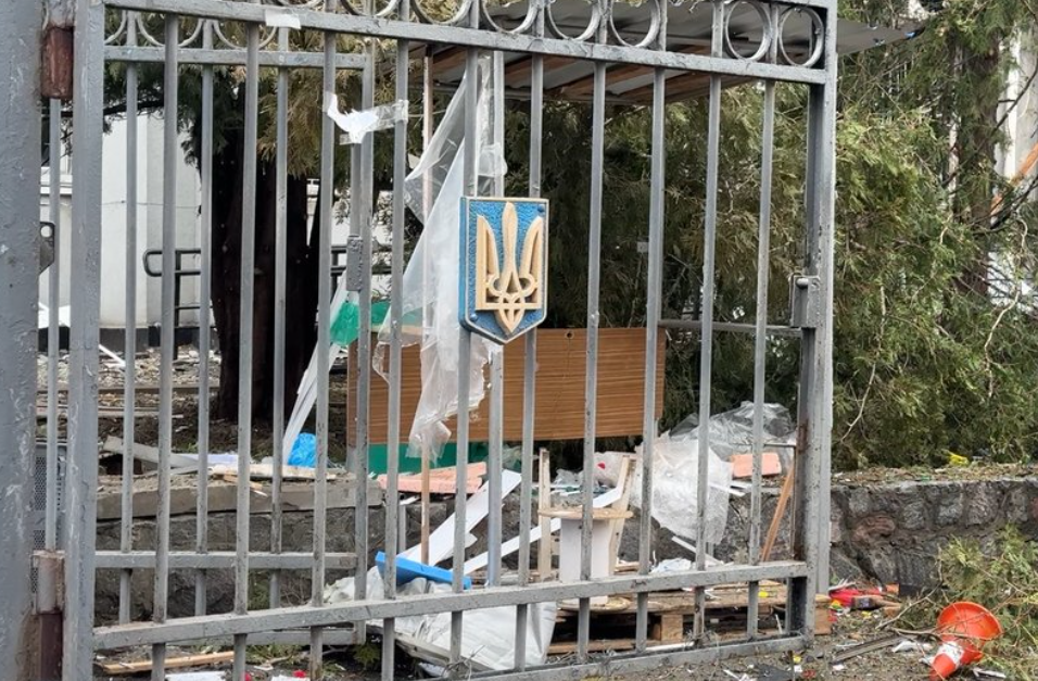 У Сумах російський дрон влучив по будівлі ТЦК: серед постраждалих – підліток. Фото і відео