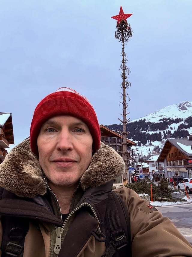 "Зніми це барахло і змий в унітаз". Автор хіта You're Beautiful натягнув російську вушанку з кокардою і став посміховиськом