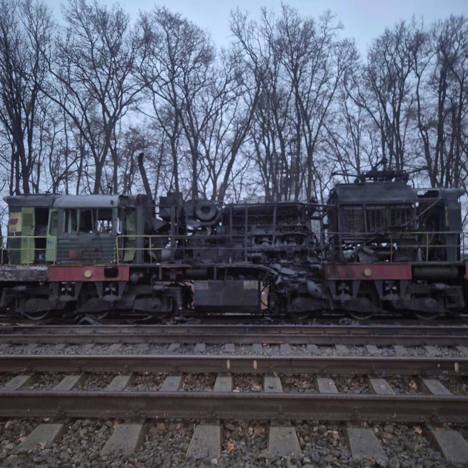 Росія вдарила по залізниці на Чернігівщині: постраждали машиніст і його помічник. Фото