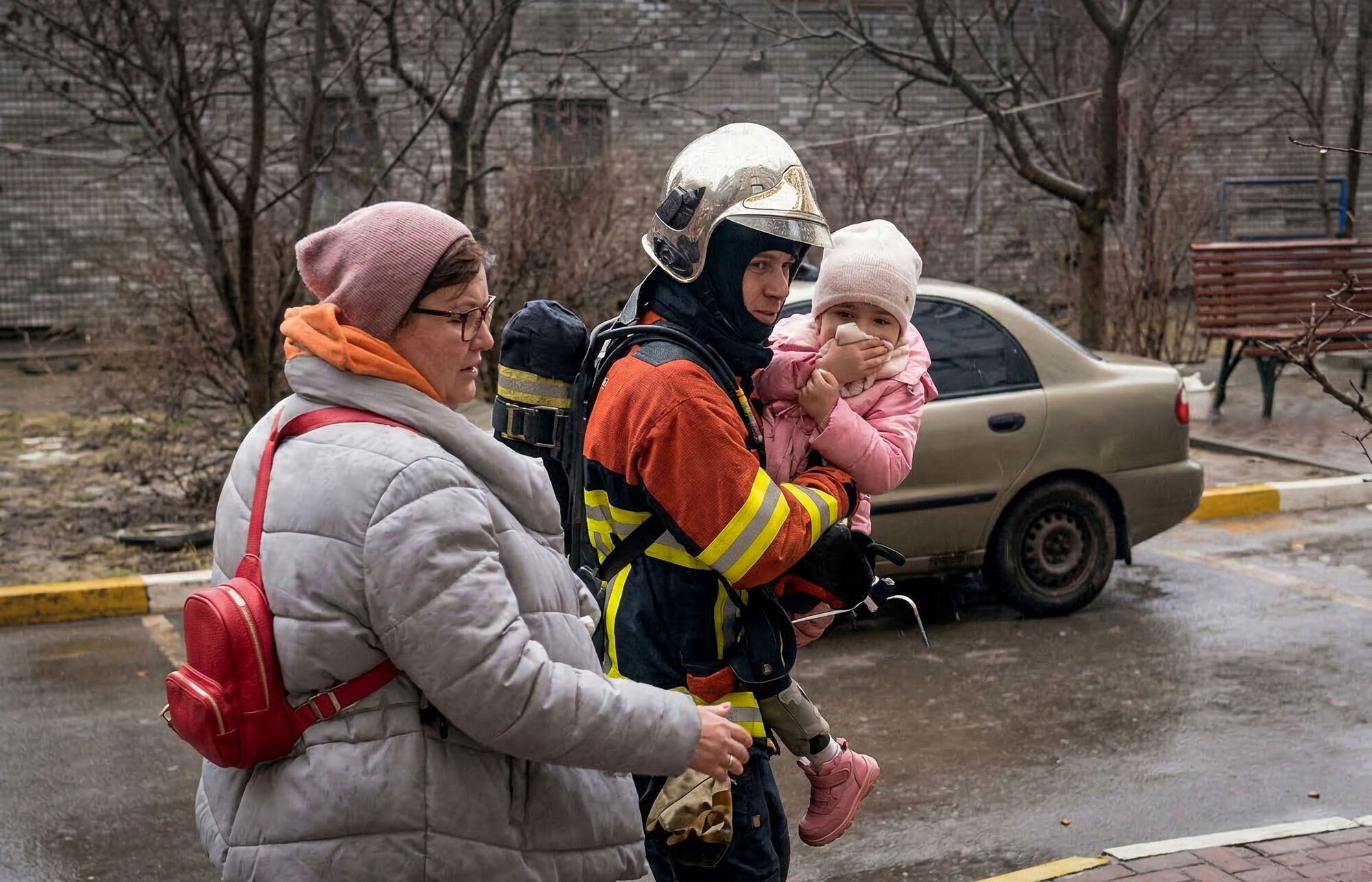 Під Києвом у багатоповерхівці сталась пожежа у ліфтовій шахті: серед врятованих є дитина. Подробиці та відео