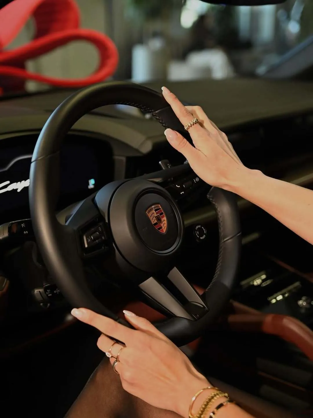 "Мисс Украина Вселенная" похвасталась новеньким Porsche Cayenne за почти $150 тысяч и спровоцировала дискуссию о богатом дарителе