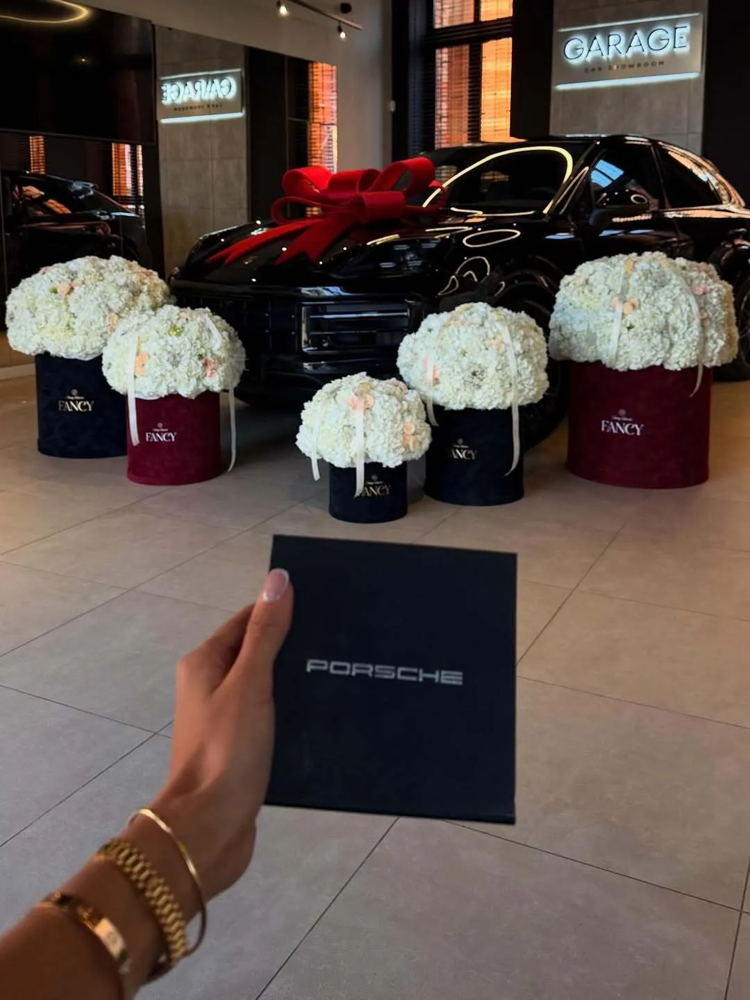 "Мисс Украина Вселенная" похвасталась новеньким Porsche Cayenne за почти $150 тысяч и спровоцировала дискуссию о богатом дарителе