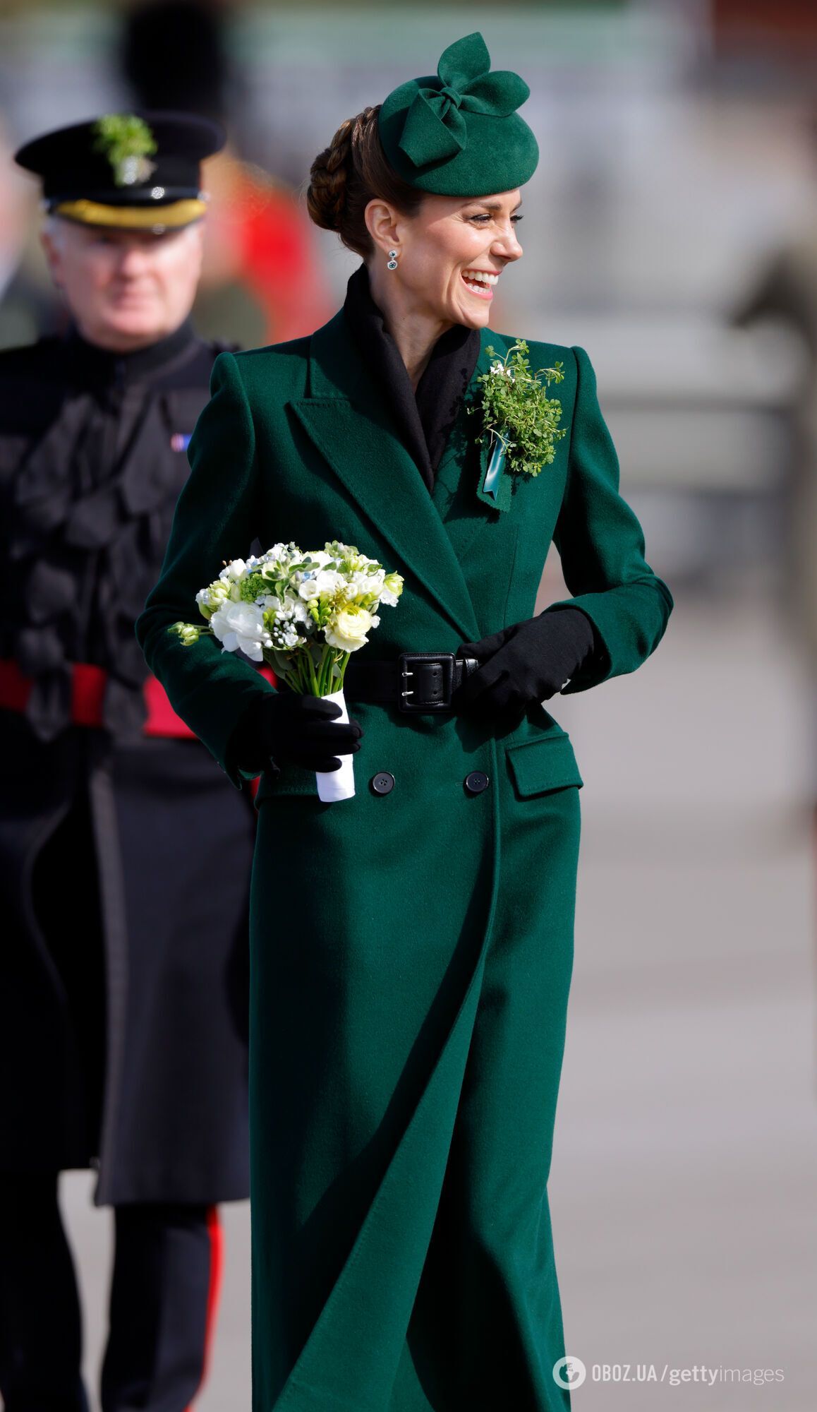 Кейт Миддлтон стала звездой соцсетей из-за милого инцидента с 3-летней фанаткой, которая повисла на ней. Видео