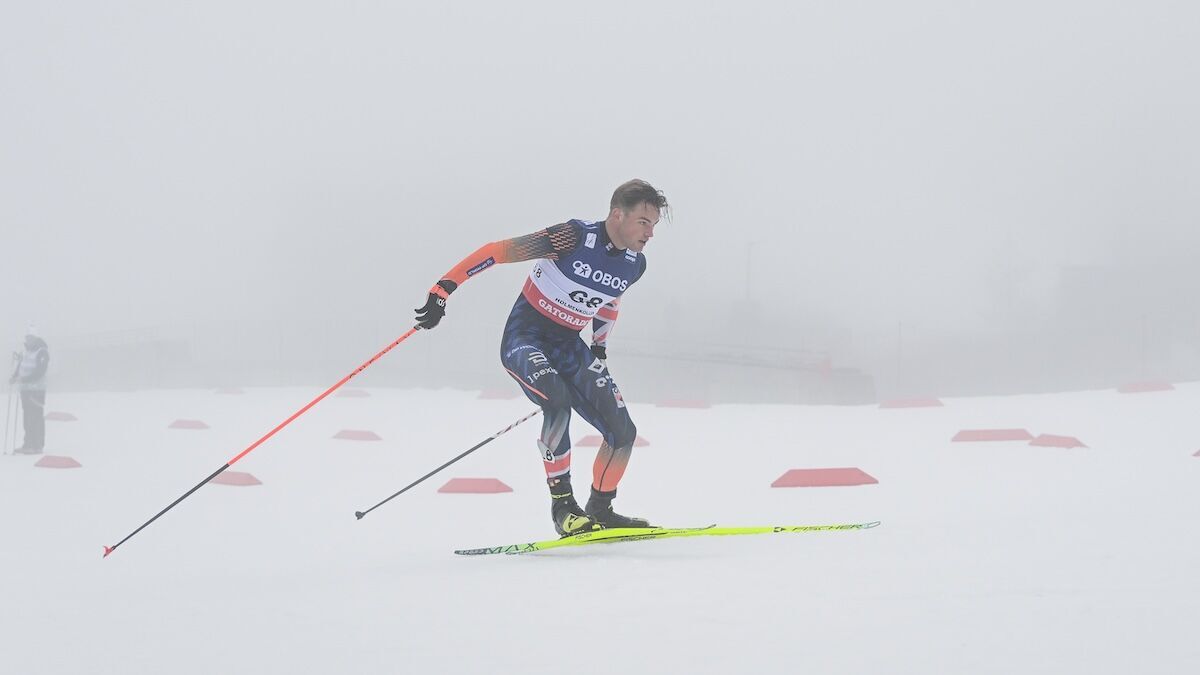 Британський лижник напився просто в гонці Кубку світу і фінішував п'яним до чортиків з учасницями жіночого заїзду. Відео