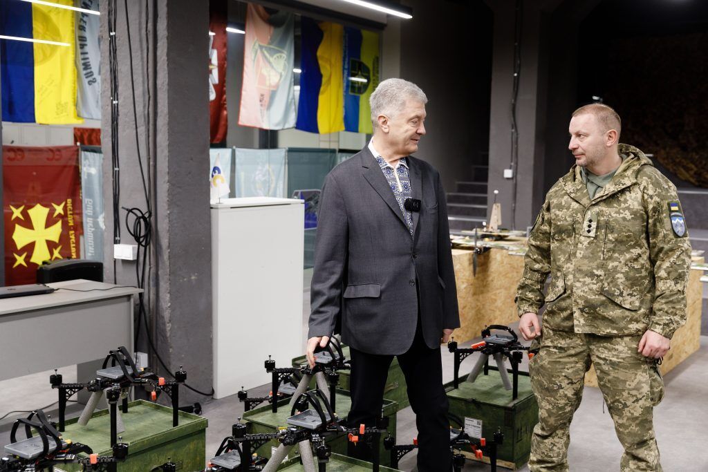 Підрозділи бригад, в яких служать Барна та Соляр, отримали дрони від Порошенка. Фото