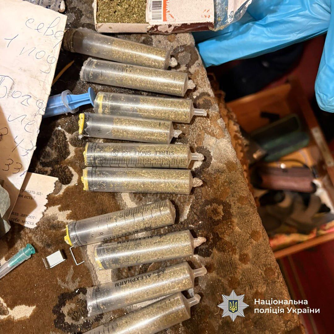 Наркотики в консервах, павербанках, роутерах и телефонах: полиция заблокировала наркотрафик в два режимных объекта. Фото и видео