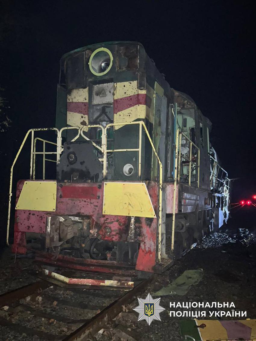 Росія вдарила по залізниці на Чернігівщині: постраждали машиніст і його помічник. Фото