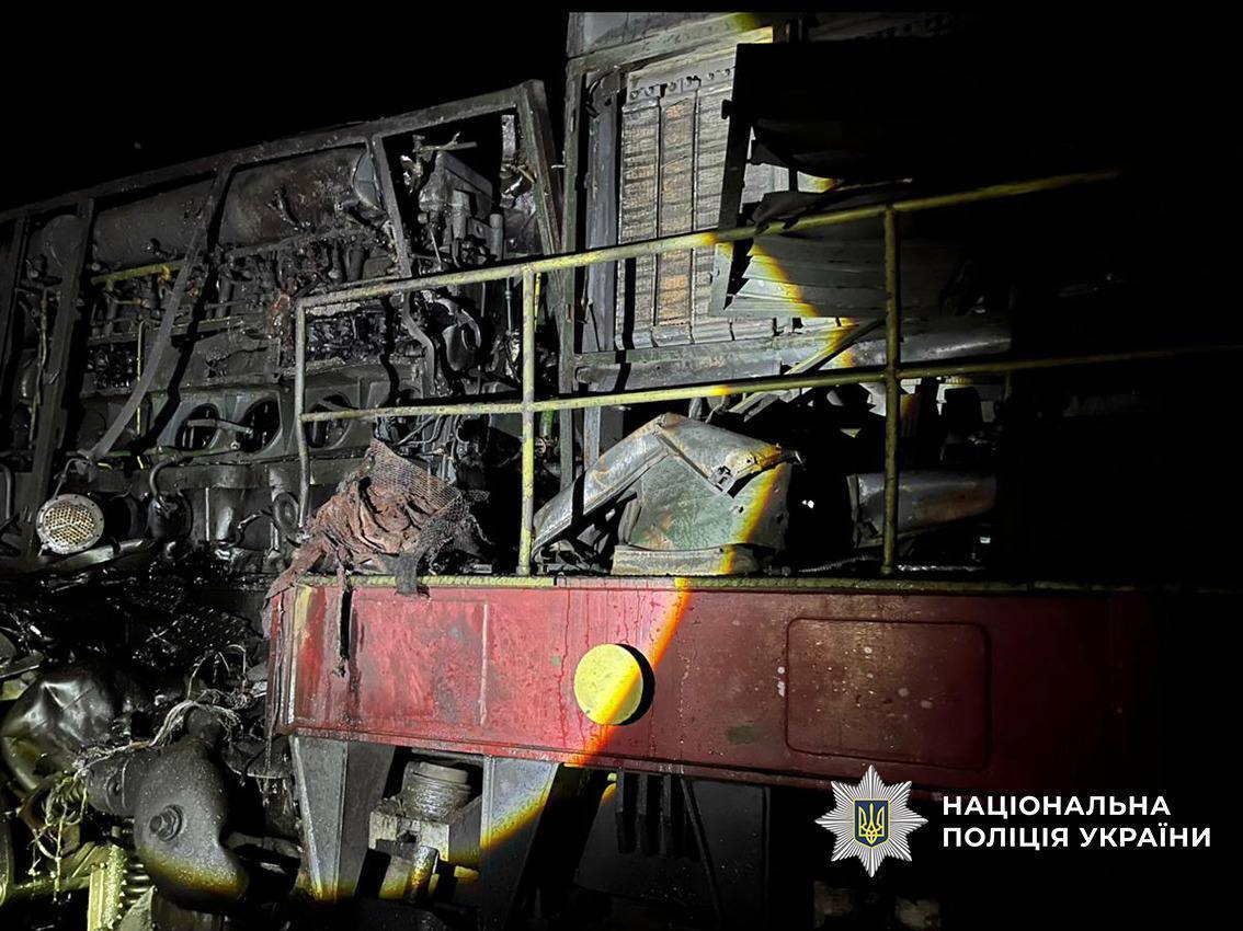 Росія вдарила по залізниці на Чернігівщині: постраждали машиніст і його помічник. Фото