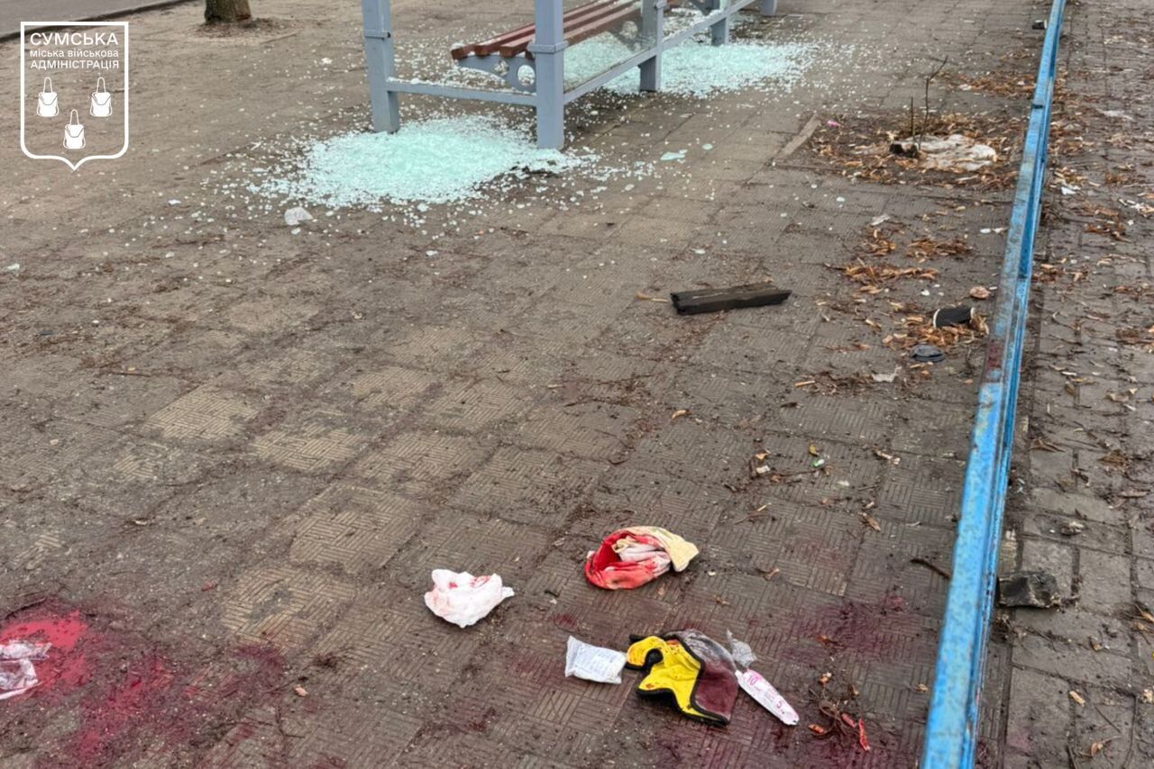 У Сумах російський дрон влучив по будівлі ТЦК: серед постраждалих – підліток. Фото і відео