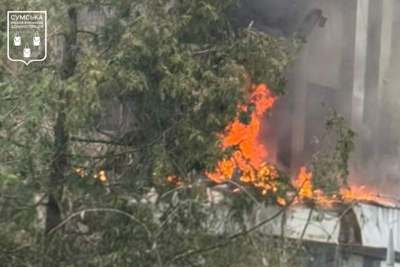 У Сумах російський дрон влучив по будівлі ТЦК: серед постраждалих – підліток. Фото і відео