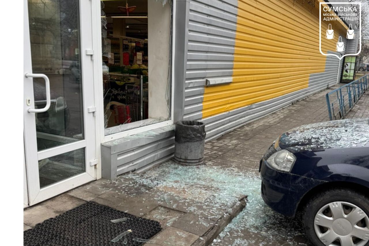 У Сумах російський дрон влучив по будівлі ТЦК: серед постраждалих – підліток. Фото і відео
