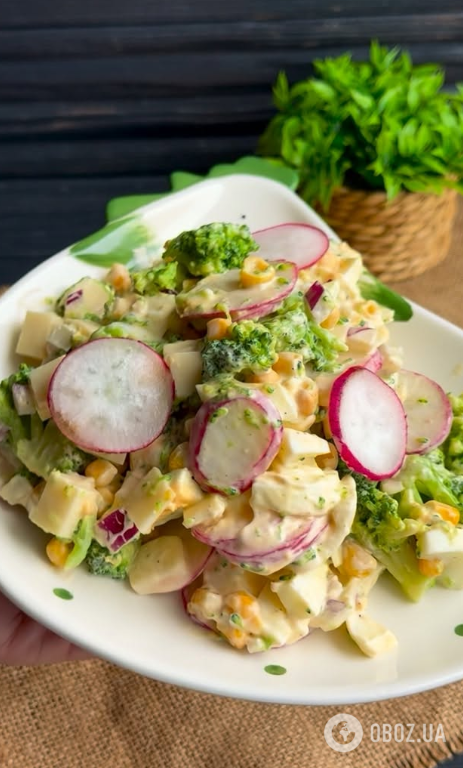 Свіжий весняний салат з редискою та відвареними яйцями: чим заправити