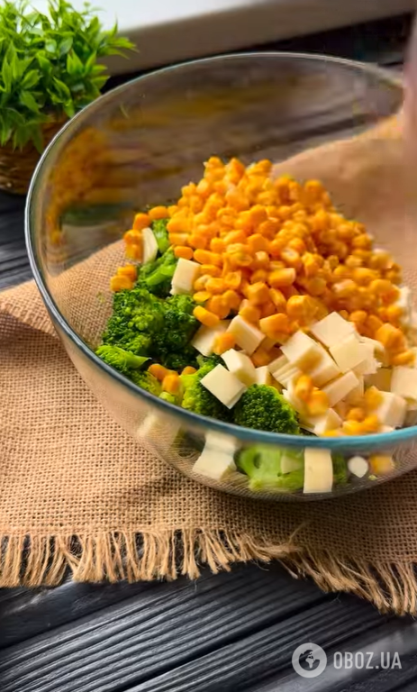 Свіжий весняний салат з редискою та відвареними яйцями: чим заправити