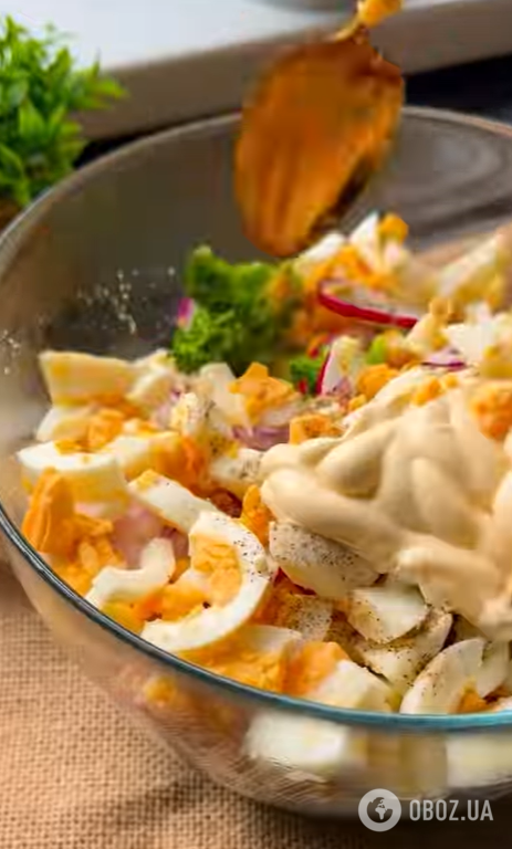 Свіжий весняний салат з редискою та відвареними яйцями: чим заправити