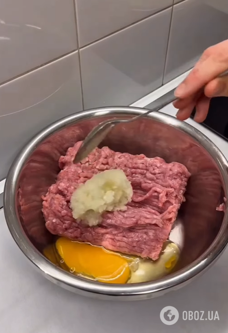 Соковиті котлети з фаршу у вигляді гнізд: запікаються в духовці