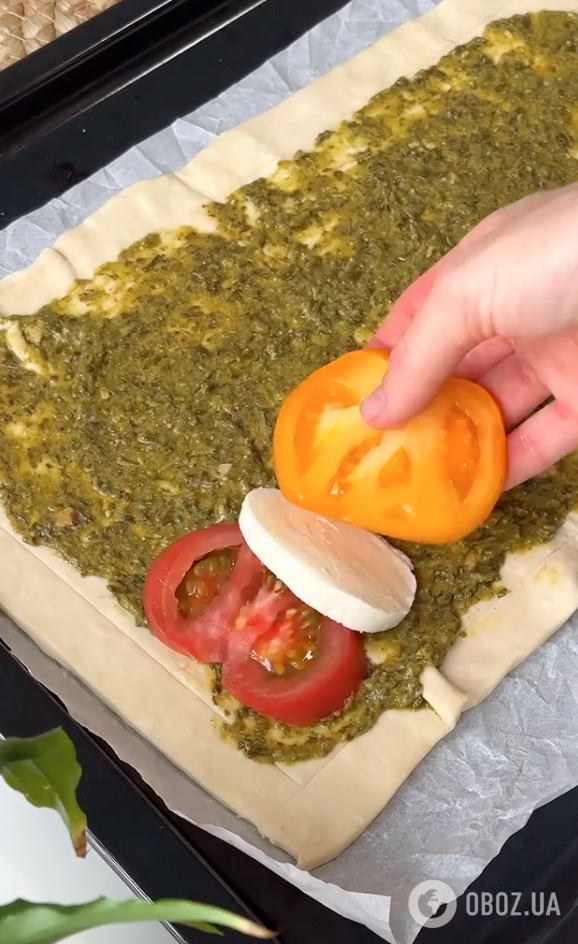 Смачніше, ніж піца: легкий листковий пиріг "Капрезе" з сиром, моцарелою і песто для перекусу