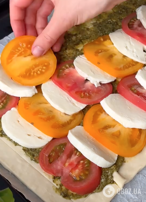 Смачніше, ніж піца: легкий листковий пиріг "Капрезе" з сиром, моцарелою і песто для перекусу