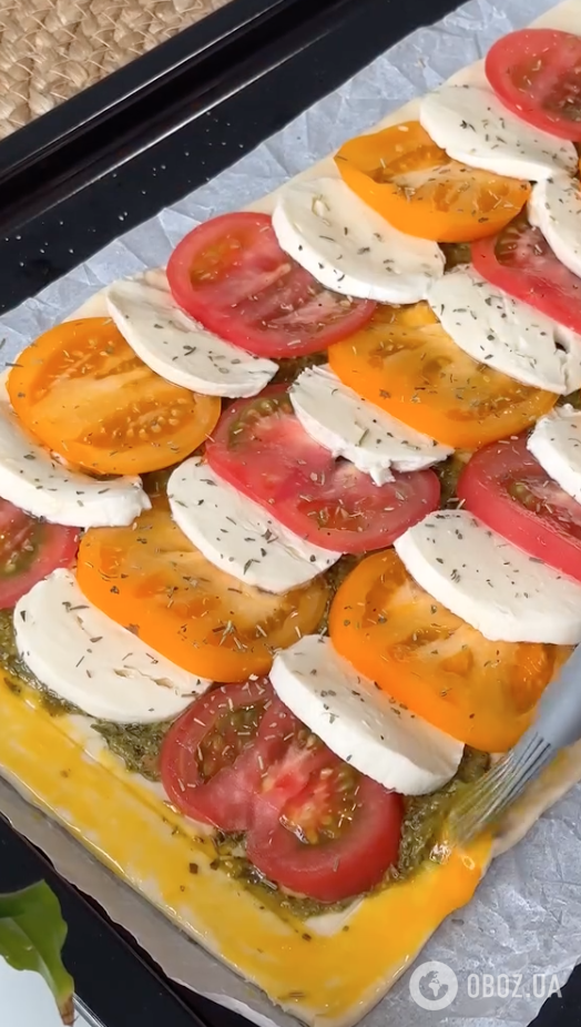 Смачніше, ніж піца: легкий листковий пиріг "Капрезе" з сиром, моцарелою і песто для перекусу